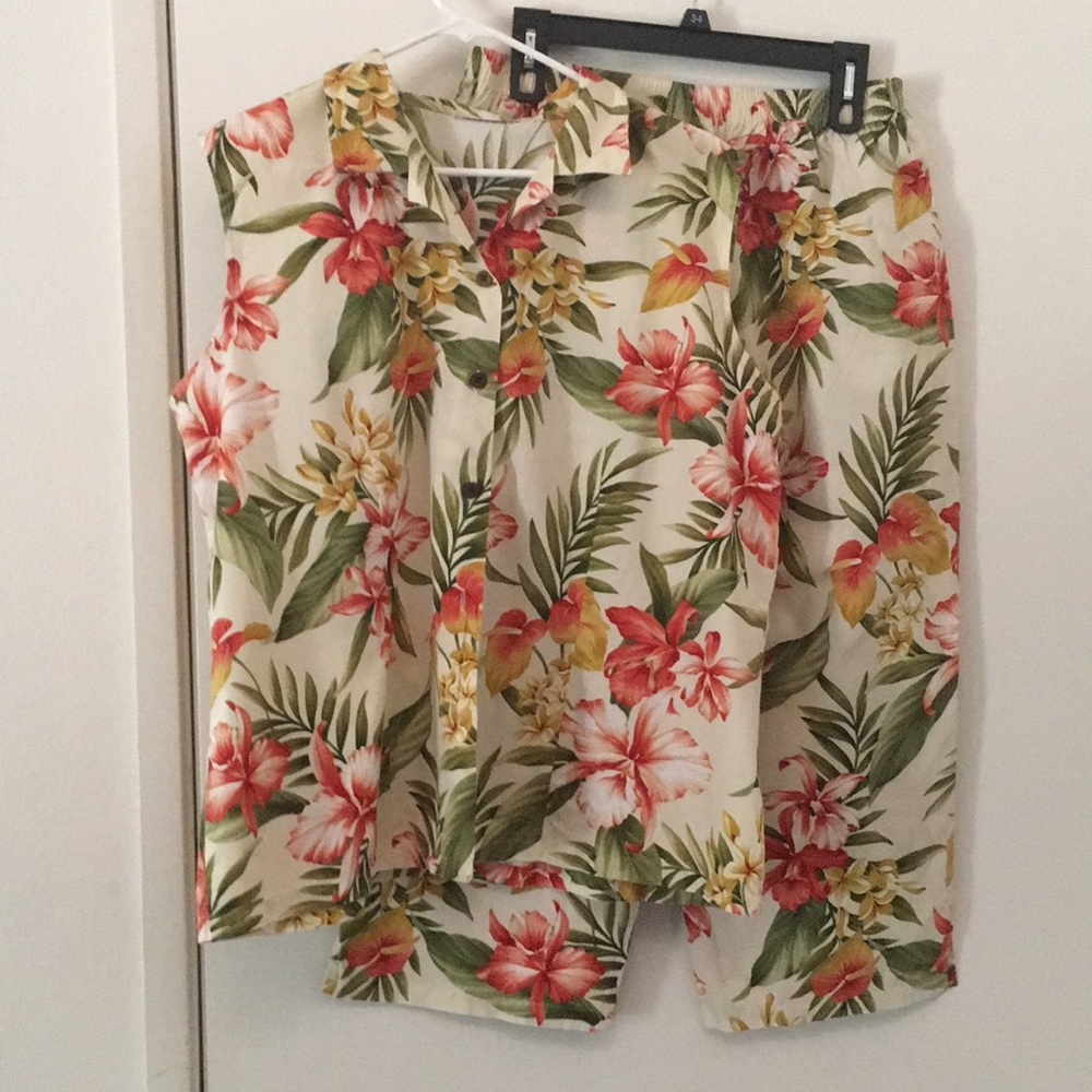 Short sleeve top with matching pants